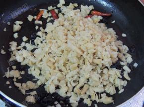 放入萝卜干翻炒