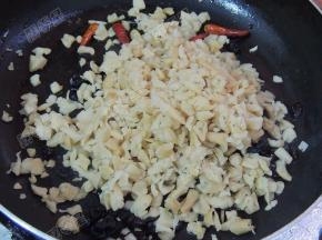 放入萝卜干翻炒