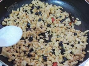 加入糖翻炒均匀