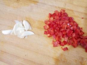 红椒切粒，大蒜切片