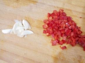 红椒切粒，大蒜切片