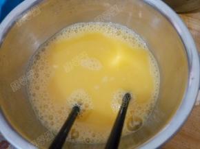 鸡蛋加入盐和料酒打散