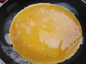 锅热油，将蛋液倒入锅内