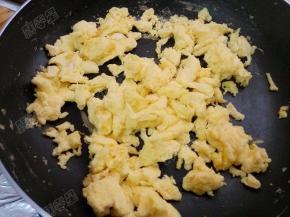 将鸡蛋炒散后盛出备用