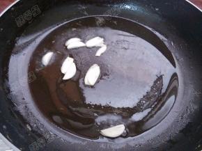 锅中再加少许油，放入蒜片爆香