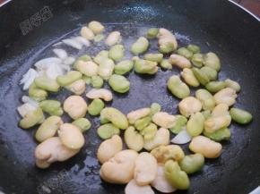 放入蚕豆瓣翻炒片刻