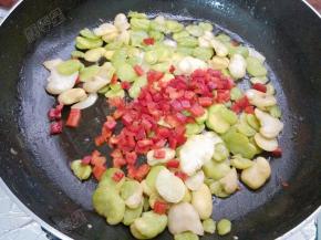 放入红椒粒翻炒