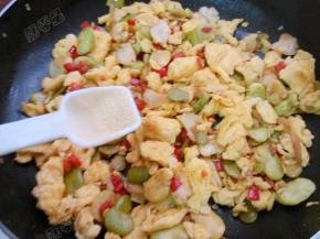 最后加入鸡精炒匀即可