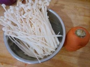 金针菇去掉根部洗净撕开