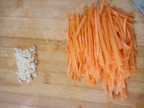 胡萝卜切丝，大蒜切末