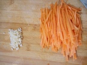 胡萝卜切丝，大蒜切末