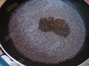 锅中加清水烧沸，加入少许橄榄油