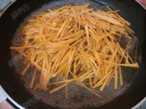 放入入胡萝卜丝烫1分钟左右捞出沥干水分