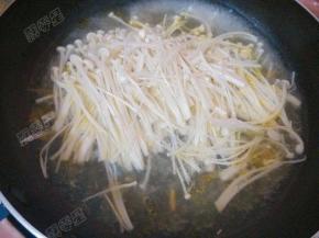 水再次煮沸后放入金针菇，汆烫5-10秒钟后迅速捞出控干水份