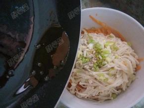 锅中放油，加几粒花椒煮沸后淋入碗中