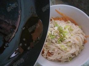 锅中放油，加几粒花椒煮沸后淋入碗中