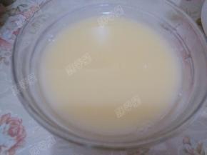 玉米粉中放入少量水搅匀成糊状