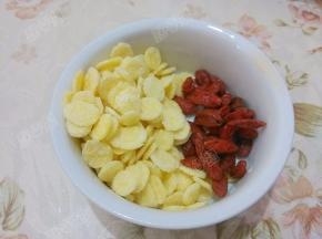 玉米粉中放入少量水搅匀成糊状