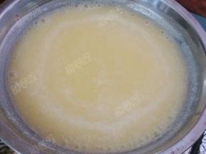 锅中烧开水，倒入玉米粉糊煮熟，煮的时候要搅动防止粘锅