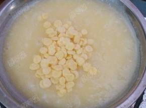 加入玉米片略煮