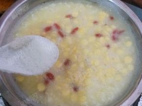 最后加入白糖调味即可