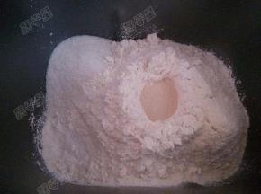 在角落放入盐，糖，在面粉中间放入酵母