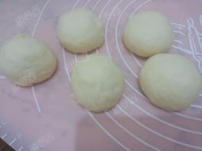 发酵好的面团取出用手轻压排干净面团里面的气体，分成5等份，揉圆，松驰15分钟