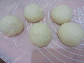 发酵好的面团取出用手轻压排干净面团里面的气体，分成5等份，揉圆，松驰15分钟