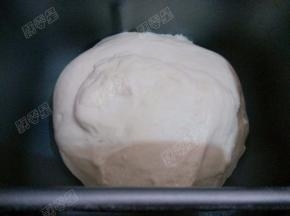 将面团活至扩展阶段后，室温发酵约一小时至2.5倍大。发好后手沾面粉，戳一个洞，不回缩，不下沉就是发好了