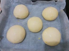 发酵好的面团取出涂上一层全蛋液