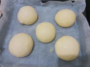 发酵好的面团取出涂上一层全蛋液