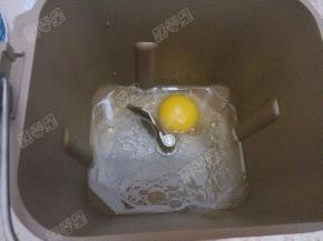 水、鸡蛋、油、盐放入面包桶中