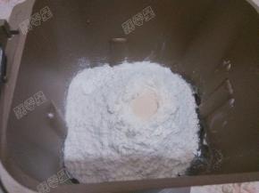 放入高筋面粉，中间放酵母