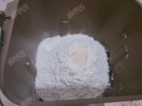 放入高筋面粉，中间放酵母