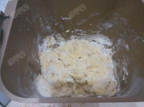 用筷子搅拌成絮状，防止面包机揉面的时候有干粉扑出来