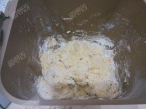 用筷子搅拌成絮状，防止面包机揉面的时候有干粉扑出来