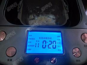 将面包桶放置在面包机内，选择11imix揉面程序
