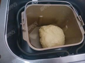 根据面团出膜情况选择是否继续一个揉面程序，然后将面团收圆发酵