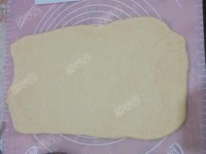 发酵好的面团取出排气，滚圆，盖保鲜膜松弛15分钟。然后擀成四方形