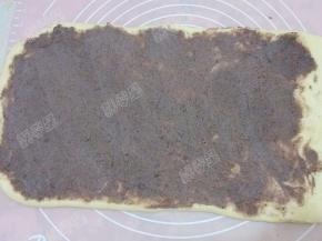 翻面，压薄底边，铺上自制的红豆沙