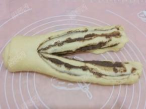 用刀在中间纵向切一刀，要切到底，最上端要连着