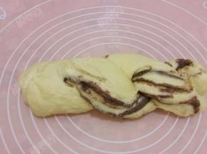 像拧麻花一样拧到一起，尾部捏紧