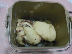 放入面包桶内，盖盖，启动低温发酵程序