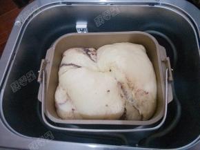 用手指轻压面包坯，有轻微的凹陷，不会很快回弹，也不会塌陷，说明发酵好了