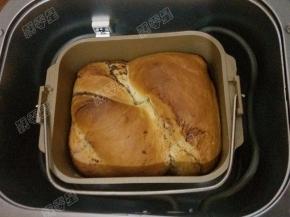 程序结束后，取出面包，放在烤网上晾至微温时，装入保鲜袋内，完全凉透后再切片