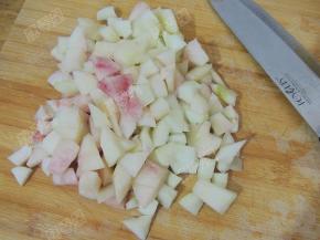 桃子洗净后去皮，去核，切成小丁