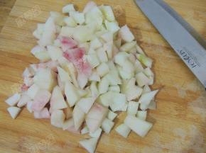 桃子洗净后去皮，去核，切成小丁