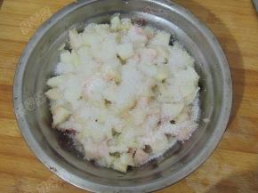 将切成小丁的桃子放入碗中，加入白糖腌制两小时