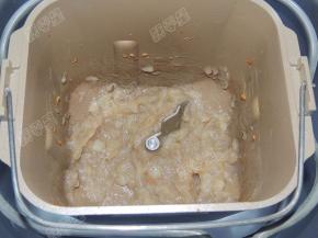 果酱程序结束后，桃子果酱就做好啦，放凉后装入洗净晾干消毒的瓶子里，密封保存