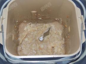 果酱程序结束后，桃子果酱就做好啦，放凉后装入洗净晾干消毒的瓶子里，密封保存